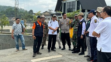 Evakuasi Warga Pesisir Palabuhanratu Yang Terkena Terjangan Ombak