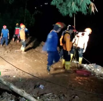 Tim SAR Gabungan Masih Melakukan Pencarian Satu Orang Tertimbun Longsor