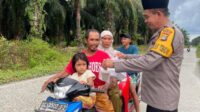 Kapolsek Tobadak Dan Ibu Bhayangkari Menggelar Kegiatan Pembagian Takjil