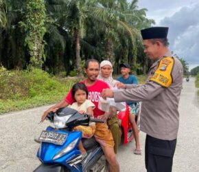 Kapolsek Tobadak Dan Ibu Bhayangkari Menggelar Kegiatan Pembagian Takjil