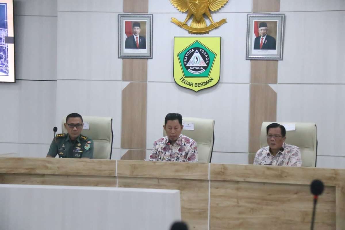 Pemdakab Bogor Beri Bantuan Uang Tunai Kepada Korban Kebakaran Gudang Amunisi Daerah Kodam Jaya