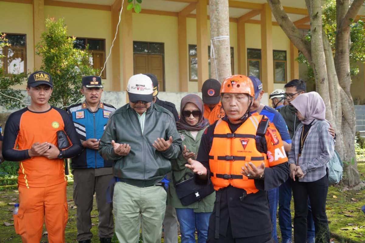 Pj. Bupati Garut Berikan Dukungan Langsung dalam Pencarian Anak Hanyut di Pasirwangi