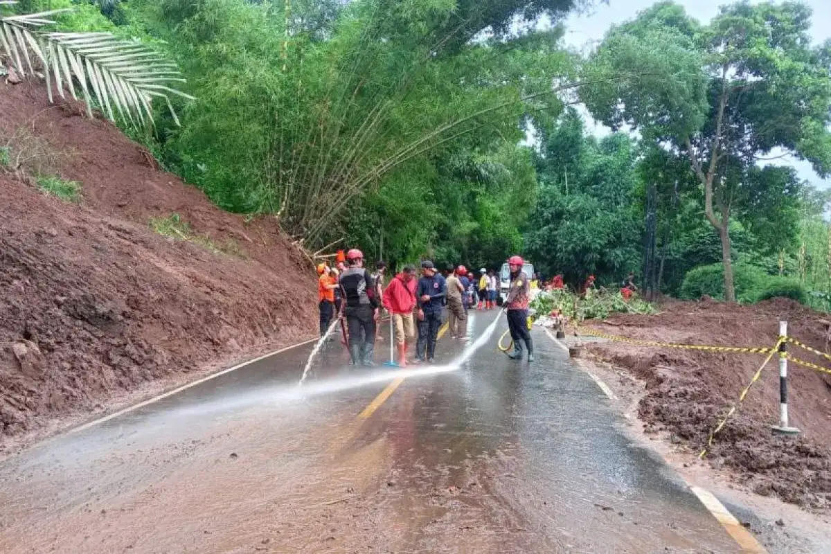 BPBD Percepat Proses Penanganan dan Pembersihan Material Tanah Longsor di Kabupaten Kuningan