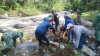 Satgas Citarum Harum Sektor 2 Subsektor 5 Laksanakan Patroli dan Pembersihan Sampah di DAS Citarum di Wilayah Desa Cikitu.