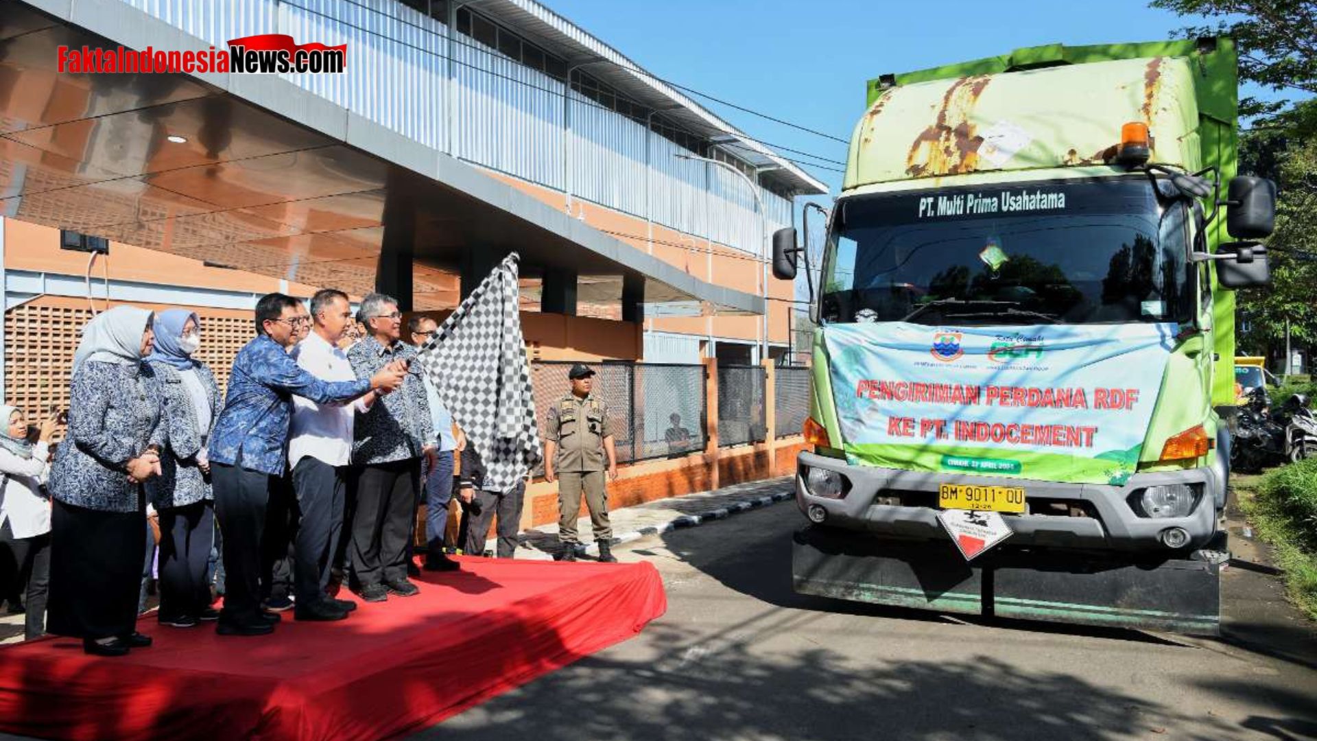 HARI BUMI SEDUNIA, Bey Machmudin Kawal Pengiriman 16 Ton RDF ke Pabrik Semen