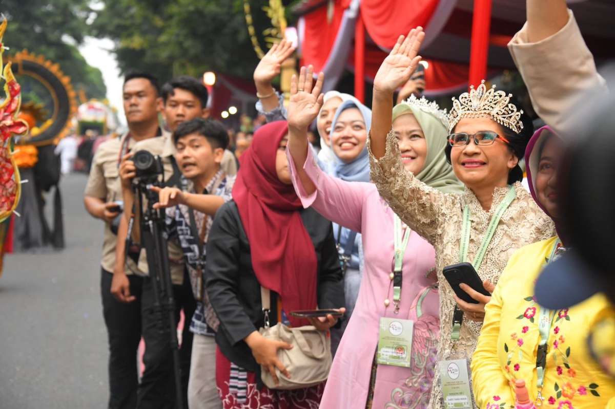 Bey Machmudin Antusias Saksikan Parade Kriya dan Budaya HUT Dekranas 2024