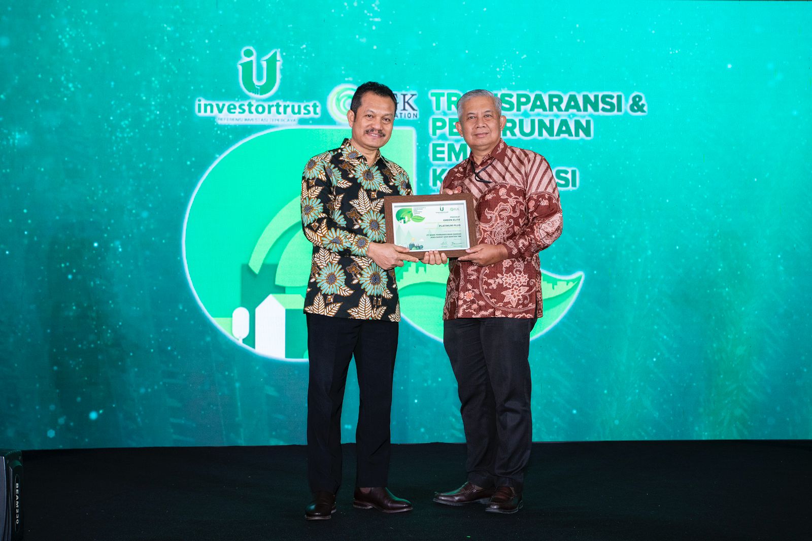 bank bjb Raih Dua Penghargaan Transparansi dan Penurunan Emisi Korporasi Terbaik 2024