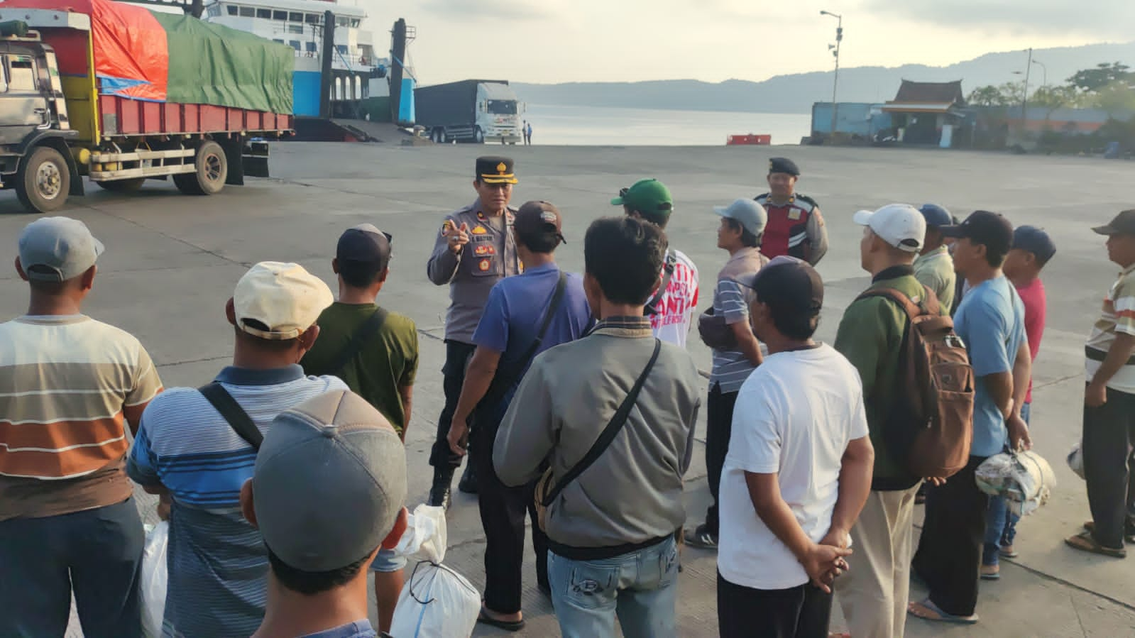 Himbauan Kapolsek Kawasan Pelabuhan Gilimanuk Kepada Warga Pedagang