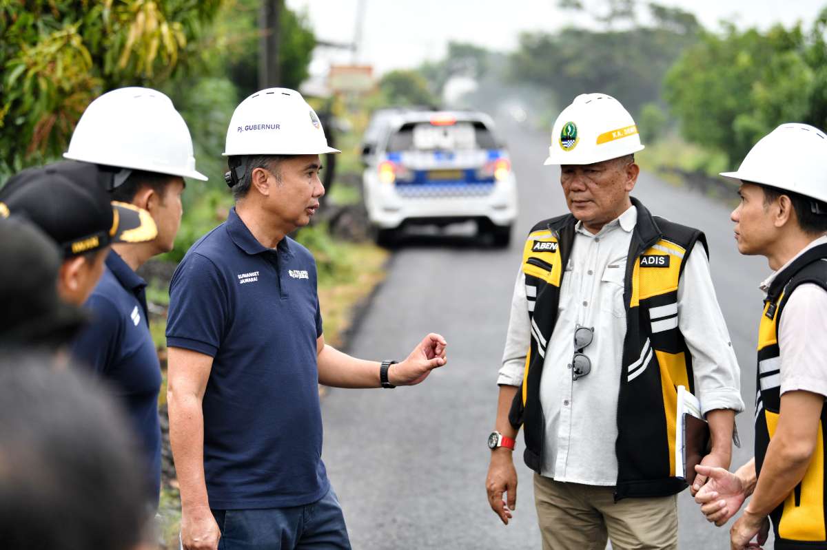 Bey Machmudin Cek Progres Perbaikan Jalan Tegalgubug - Arjawinangun