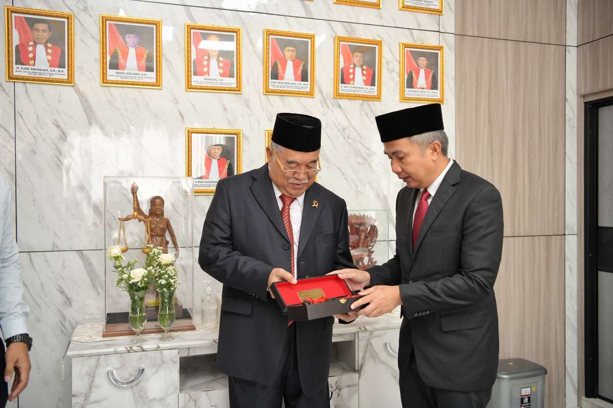 Bey Machmudin Sampaikan Ucapan Selamat atas Wisuda Purnabakti Kepala Pengadilan Tinggi Bandung