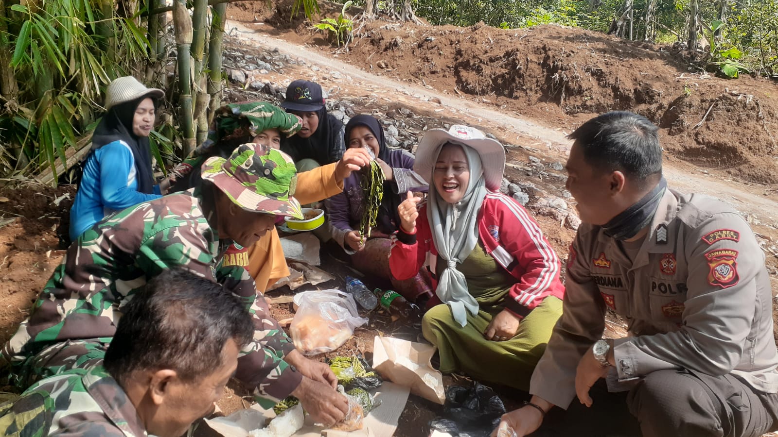 Potret Babinsa, Bhabinkamtibmas dan Warga Menikmati Liwet di Lokasi TMMD Ke-120.