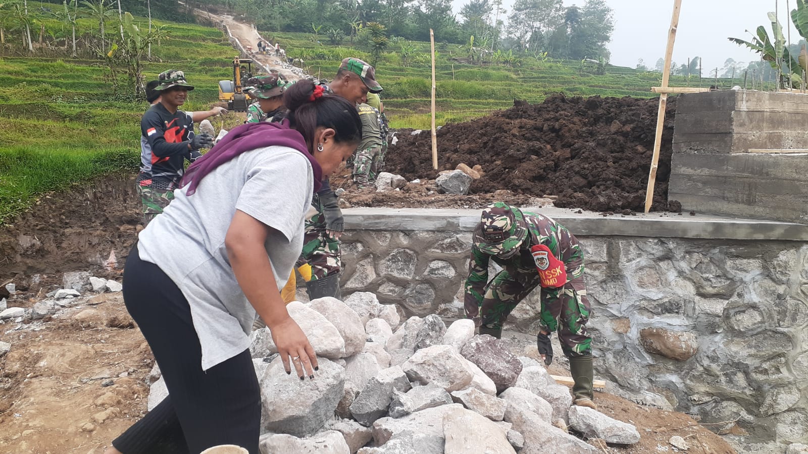 Seorang Ibu Setia Bantu Satgas TMMD ke 120 Kodim 0611/Garut.