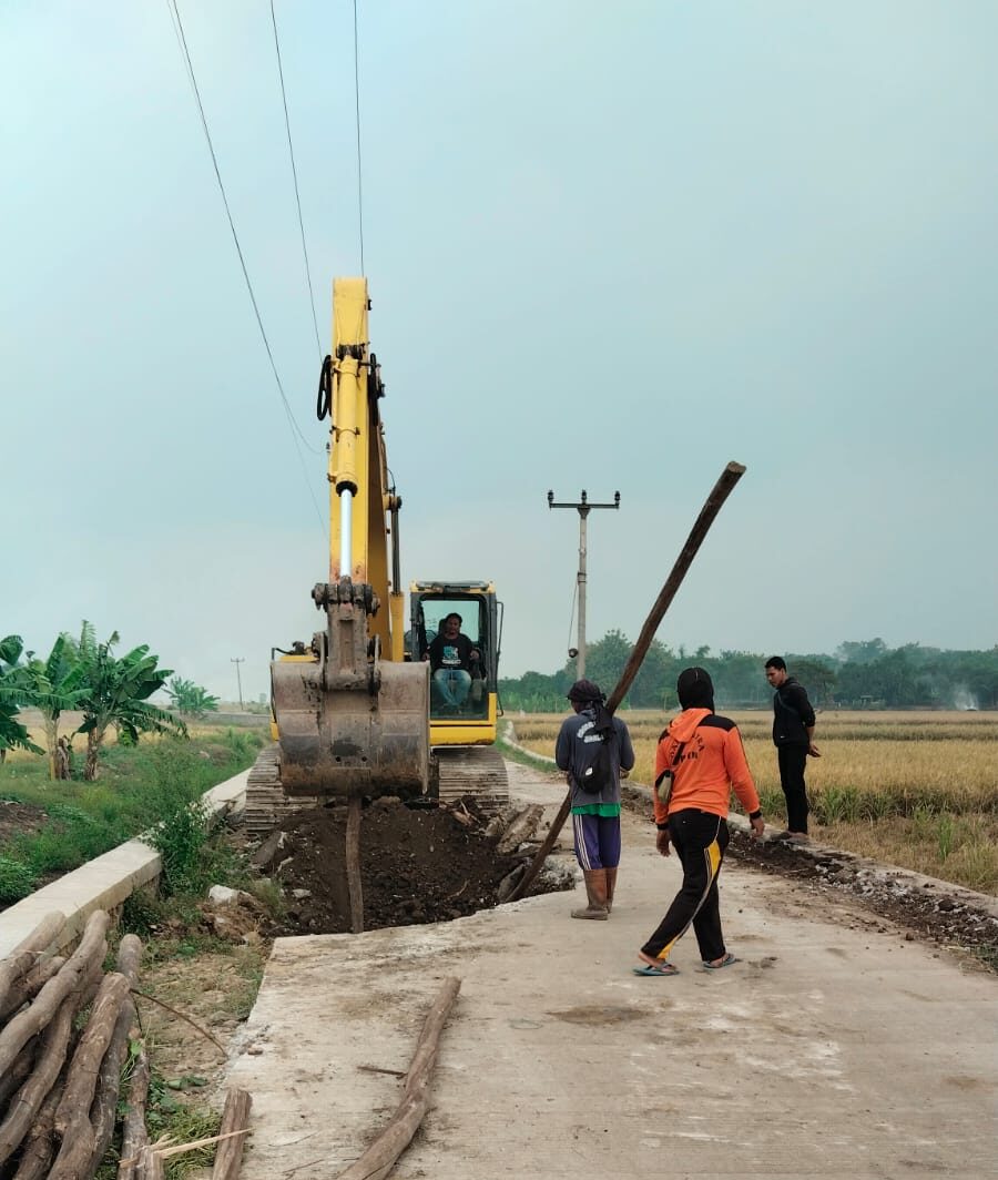 Reaksi Cepat PUPR Indramayu, Tangani Akses Jalan Rusak di Desa Jatisura.