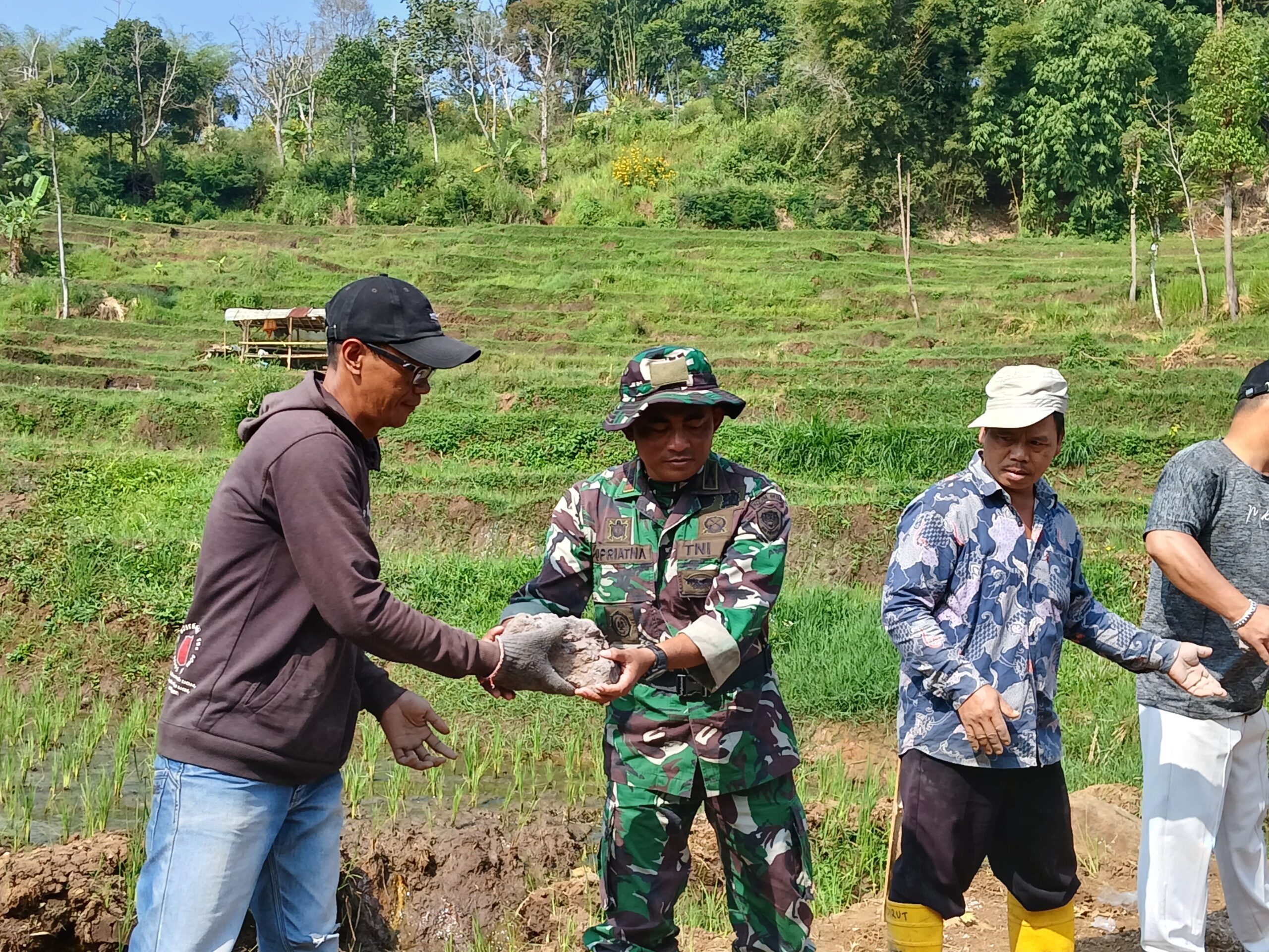 Semangat Kapten Inf Supriatna dan Satgas TMMD, Membangun Bersama, Mengabdi kepada Negeri