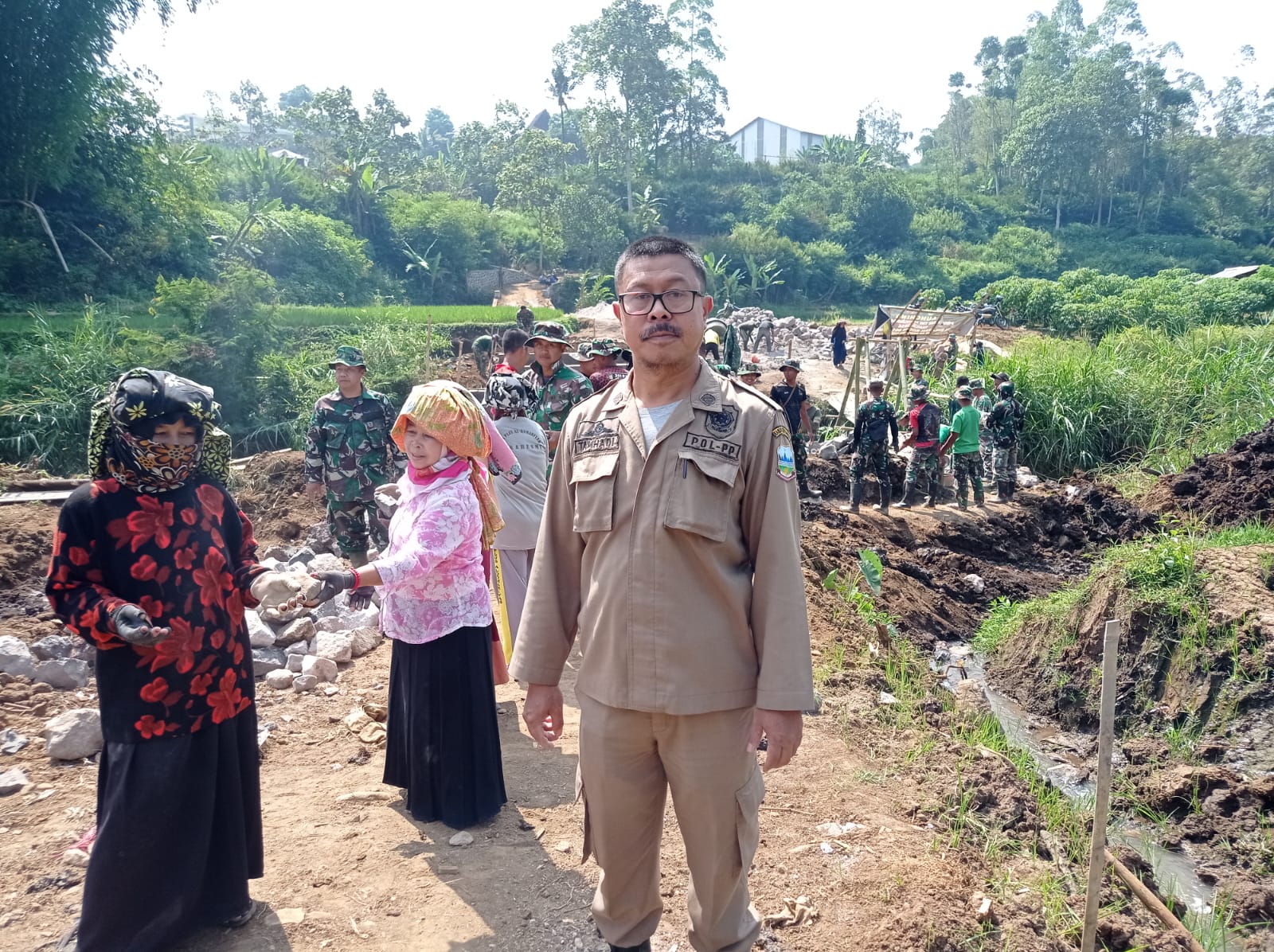 Tidak Hanya Masyarakat, KasiTrantib Satpol PP Turun Langsung Membantu TMMD ke-120.