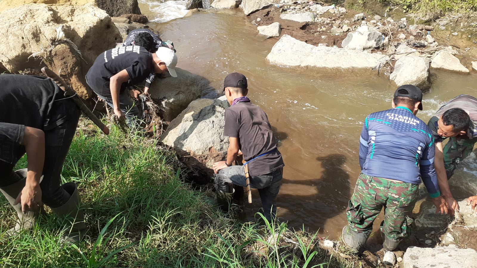 Subsektor 4 Sektor 2 Satgas Citarum Harum Rutin Patroli dan Pembersihan Sungai DAS Citarum di Wilayah Desa Sukarame.