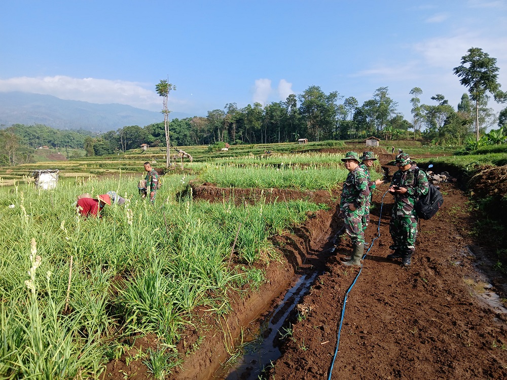 Petani Bunga Sedap Malam Merasa Terbantu Adanya TMMD ke-120 Kodim 0611/Garut.