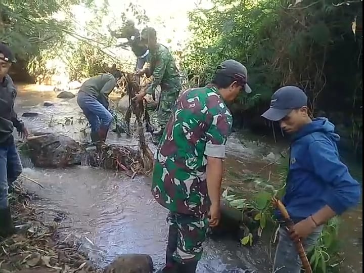 Sektor 2 Satgas Citarum Harum Subsektor 5 Desa Cikitu Laksanakan Patroli dan Pembersihan Sampah di DAS Citarum.