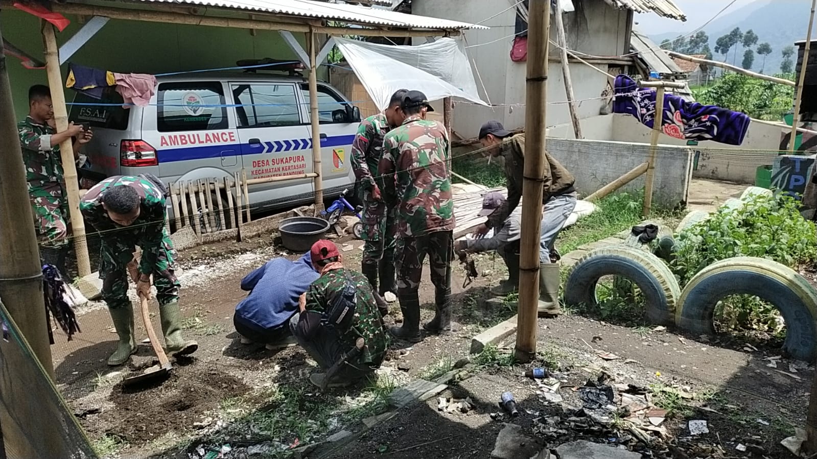 Sub-1 Sektor 2 Citarum Harum Melaksanakan Pembuatan Lubang Biopori di Wilayah Desa Sukapura.