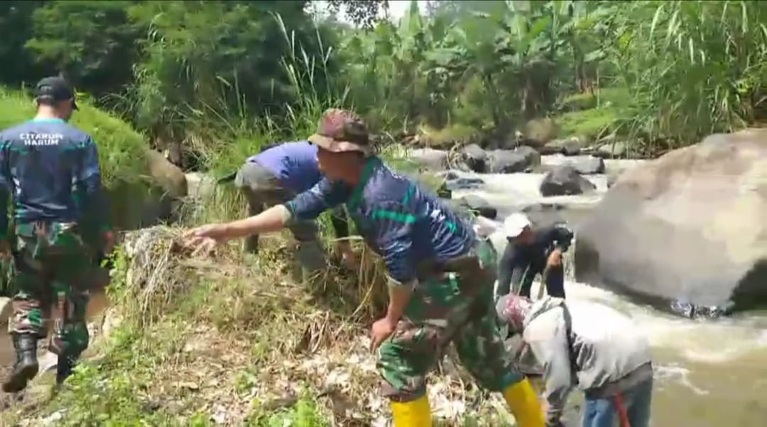 Satgas Citarum Harum Sektor 2 Melalui Sub 3 Melaksanakan Patroli dan Pembersihan Sungai di DAS Citarum.