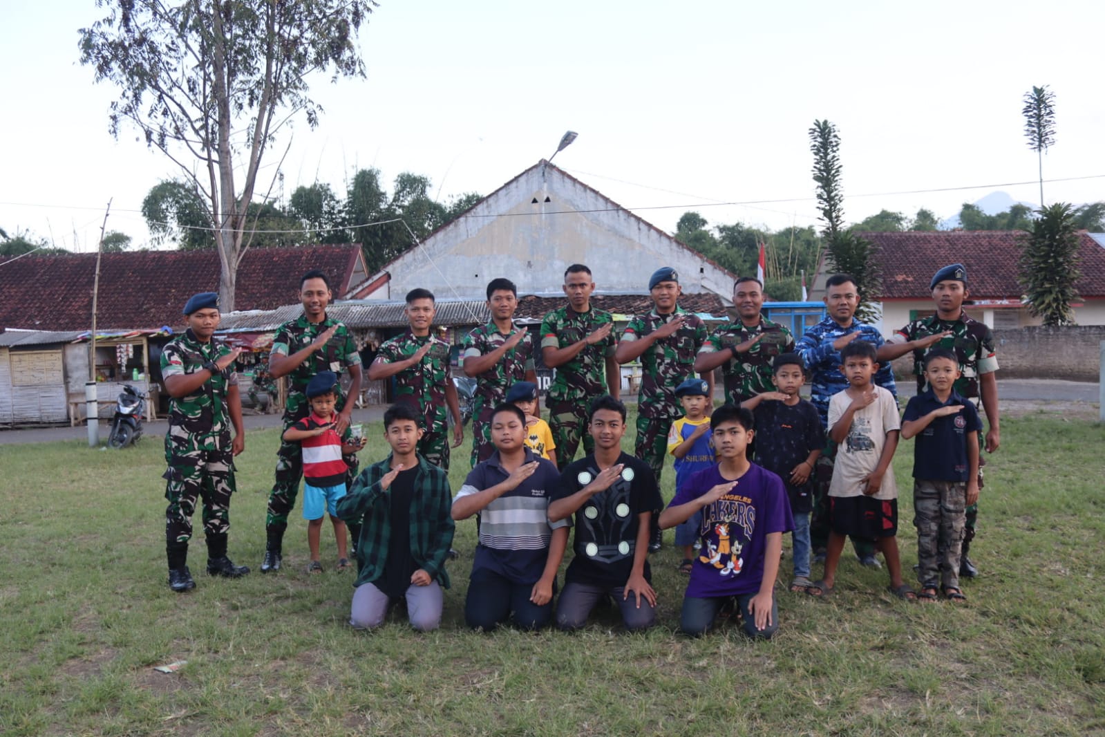 Keseruan anak-anak Kampung Buleud bersama anggota Lanud Husein Sastranegara di Satgas TMMD Ke-120.