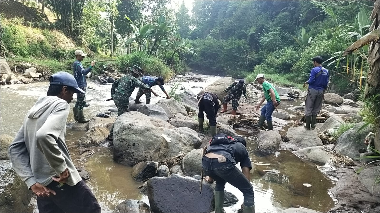 Bersih-bersih Sungai Bersama Satgas Citarum Harum Sektor-2 Sub-1 Desa Sukapura.