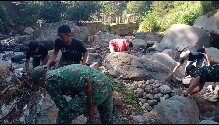 Sektor 2 Citarum Harum Melalui Sub 2 Melaksanakan Pembersihan DAS Ciherang.