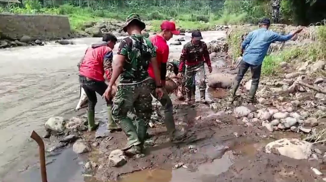 Subsektor 3 Satgas Citarum Harum Sektor 2 Melaksanakan Patroli dan Pembersihan Sungai di DAS Citarum.