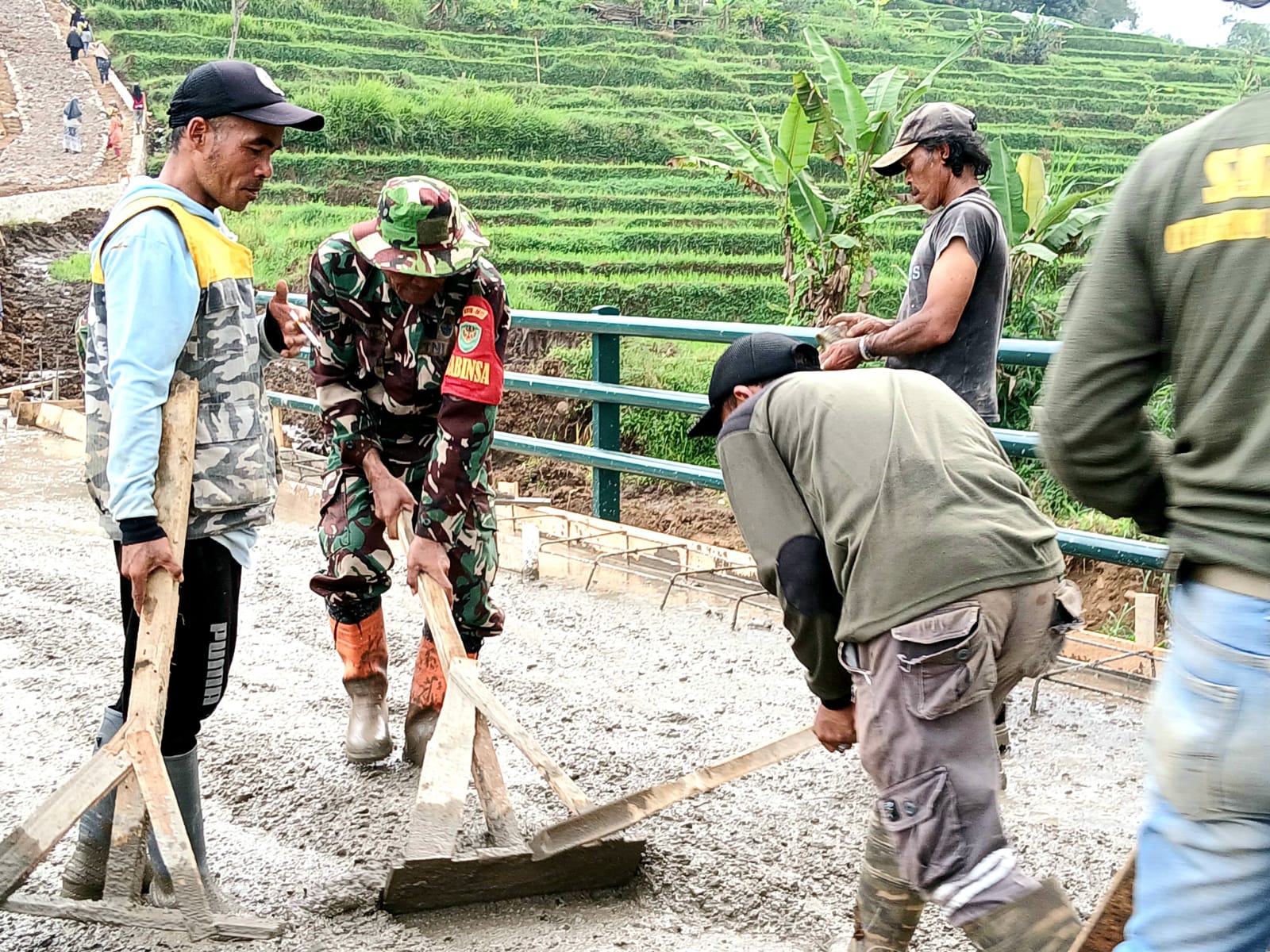 Kolaborasi Babinsa Cinta Damai Serka Ujang Sunandi dan Warga Pengecoran Jembatan TMMD ke-120.