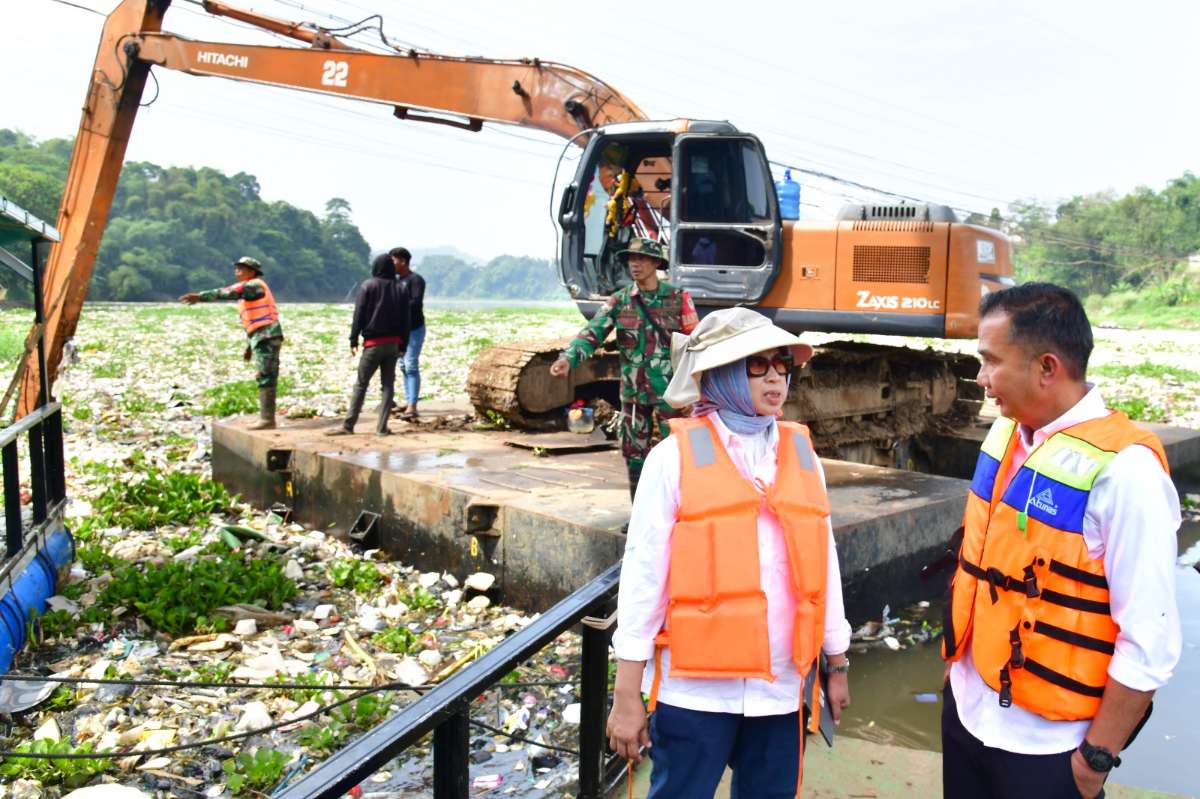 Bey Machmudin Cek Citarum Jembatan Babakan Sapaan yang Penuh Sampah