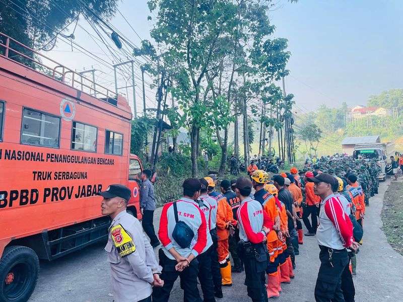 Alat Berat Diterjunkan untuk Percepat Proses Penanganan Sampah di Jembatan Babakan Sapan Batujajar