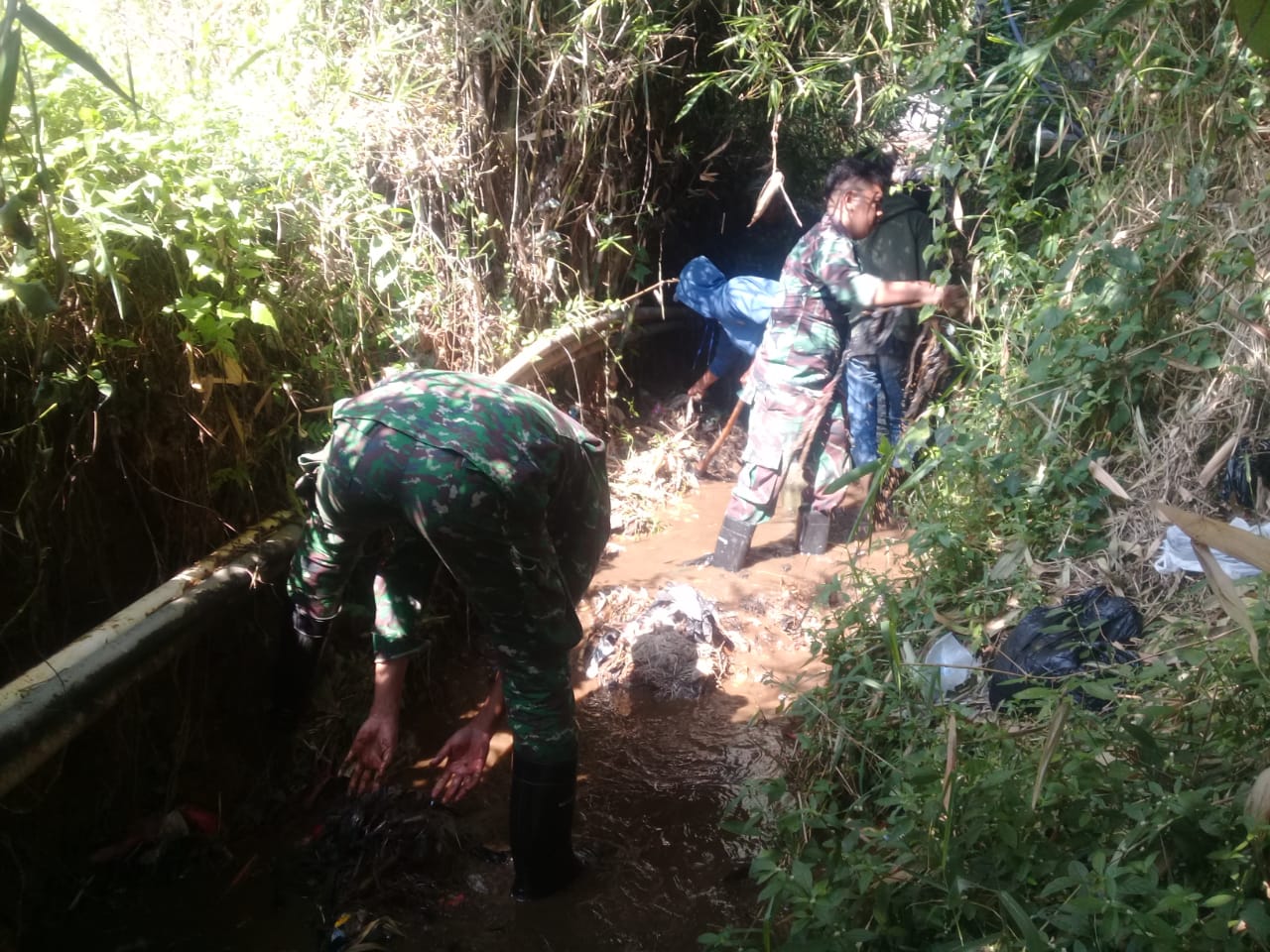 Pstroki dan Pembersihan Sampah di Anak Sungai Citarum di Wilayah Kampung Cibutak Desa Cikitu.