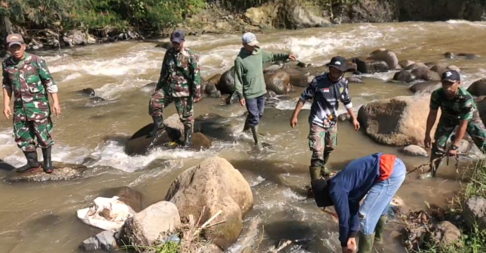 Satgas Citarum Harum Sektor 2 Subsektor 4 Bersama Masyarakat Rutin Melakukan Pembersihan Sungai dari Sampah.