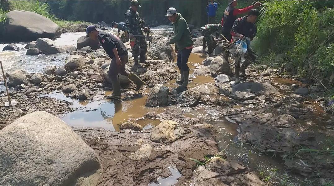 Subsektor 2 Satgas Citarum Harum Sektor 2 Rutin Melaksanakan Pembersihan Sungai Citarum.