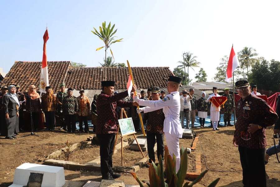 Pj Bupati Garut Pimpin Upacara Pemancangan Bambu Runcing di Pusara Pejuang 45 Marman bin Suro Sentono