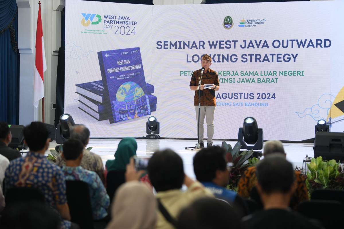 Bey Machmudin Luncurkan Buku West Java Outward Looking Strategy