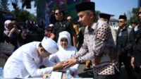 WEST JAVA FESTIVAL 2024 Bey Machmudin Beri Wejangan Khusus pada 37 Pengantin di Ajang Nikah Massal