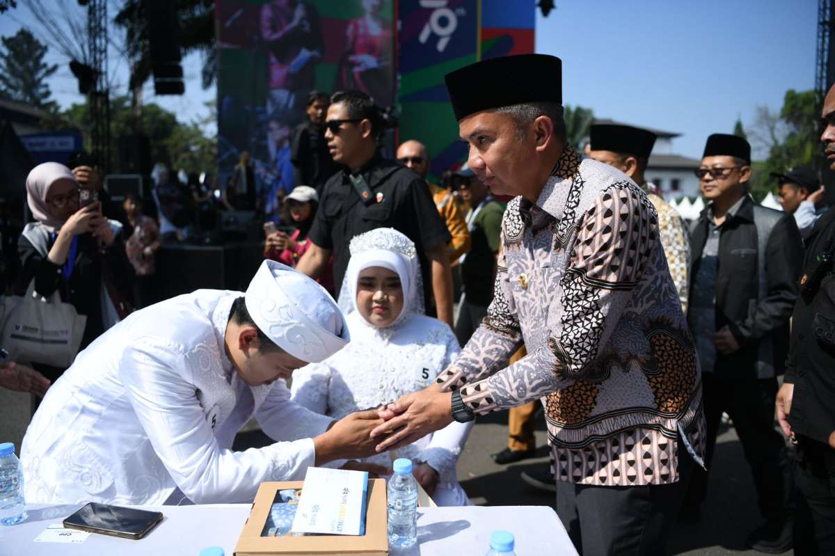 WEST JAVA FESTIVAL 2024 Bey Machmudin Beri Wejangan Khusus pada 37 Pengantin di Ajang Nikah Massal