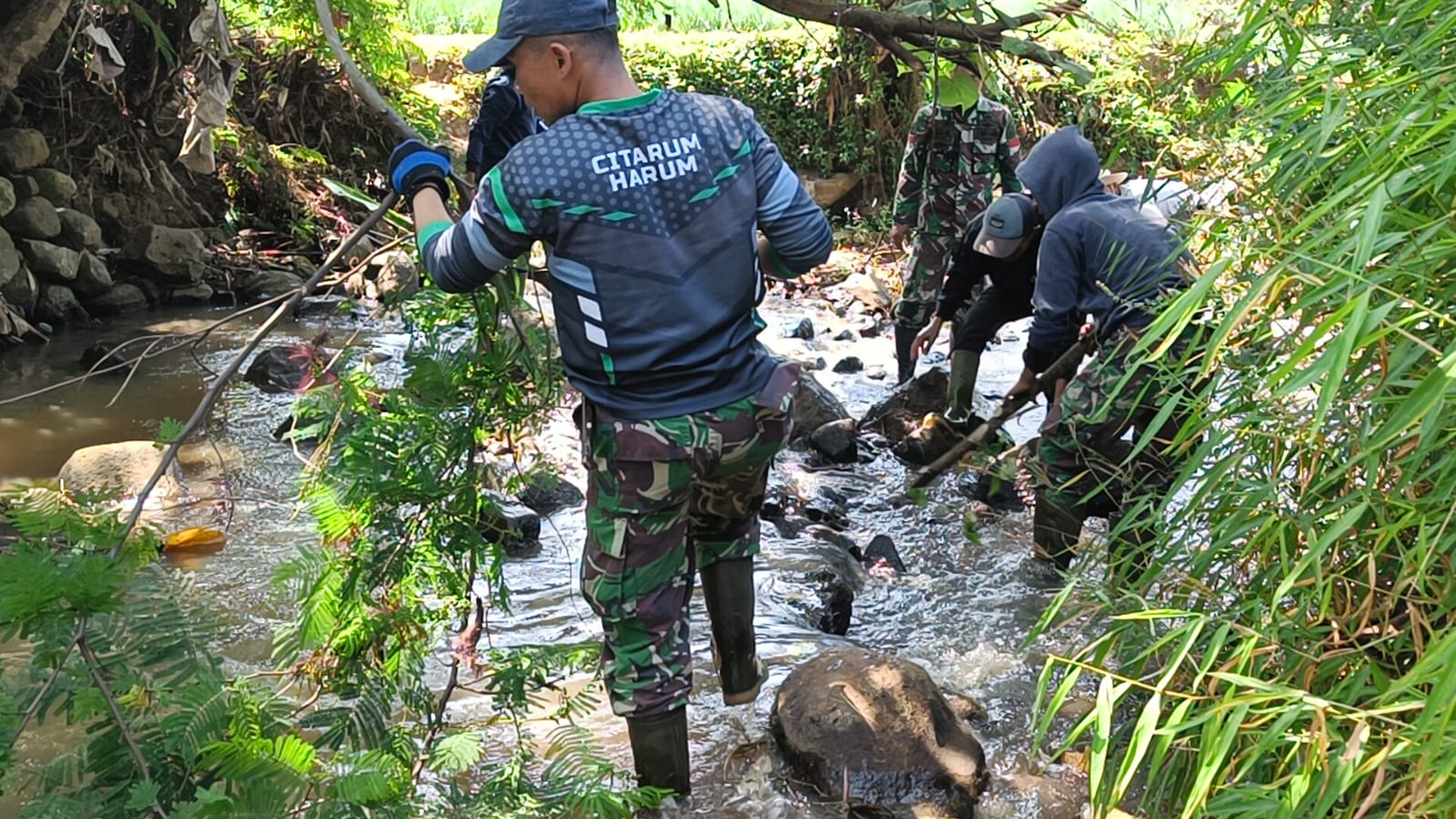 Satgas Citarum Harum Sektor 2 Melalui Subsektor 2 Melaksanakan Patroli dan Pembersihan di Anak Sungai Citarum.