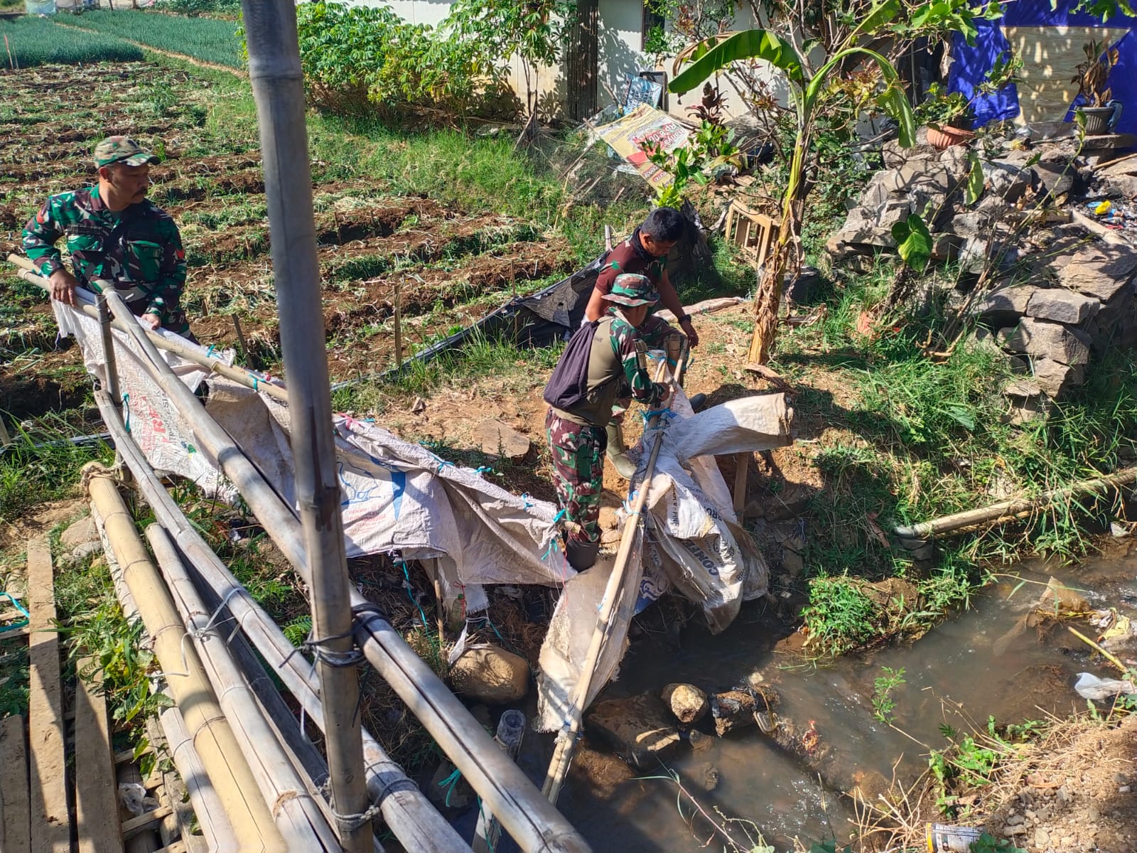 Subsektor 1 Sektor 2 Citarum Harum Lakukan Patroli Anak Sungai di Wilayah Sub-1 Desa Sukapura.