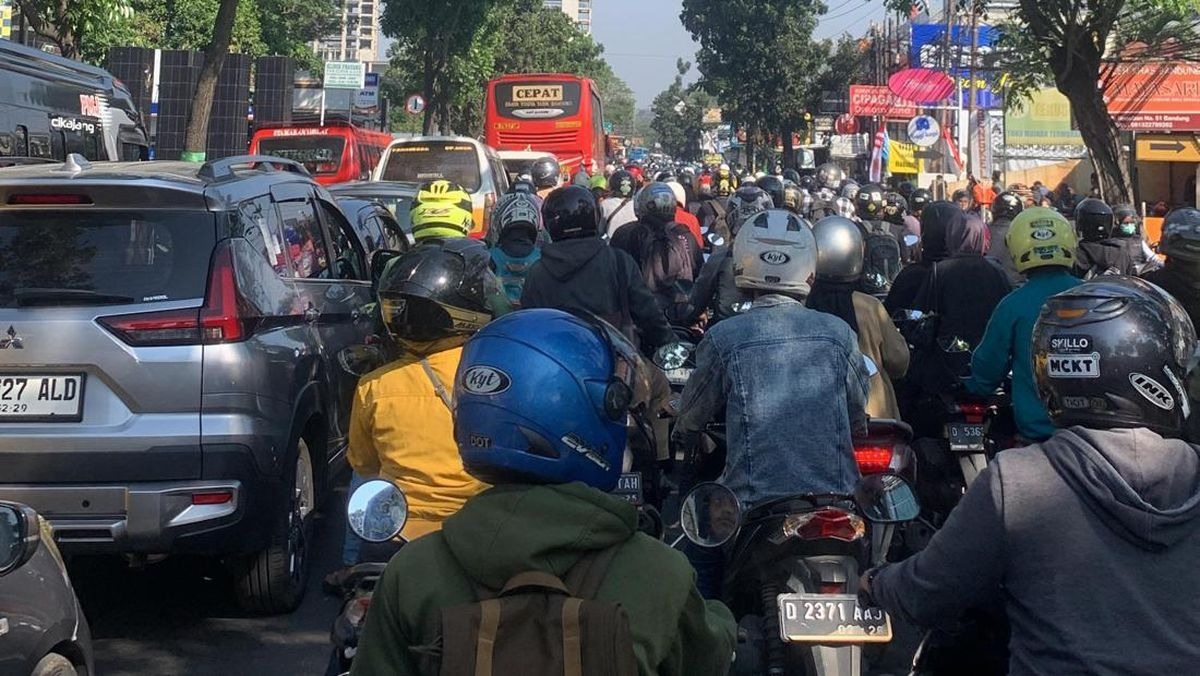 Truk Mogok Sebabkan Kemacetan Parah Dijalan AH NASUTION Bandung.