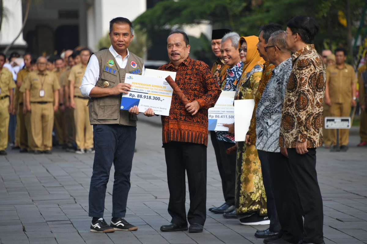 Bey Machmudin Serahkan SK Pensiun kepada 180 ASN Purna Tugas Didorong tetap berkontribusi dalam berbagai bentuk pengabdian