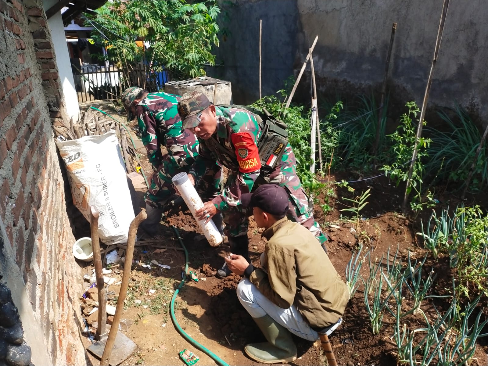 Sub-1 Desa Sukapura Melaksanakan Pembuatan dan Penanaman lubang Biopori di Wilayah Sektor 2 Satgas Citarum Harum.