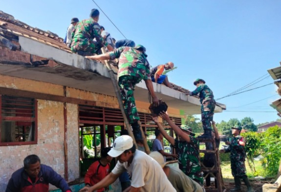 Kodim 0625/Pangandaran dan Masyarakat Gotong Royong Bongkar Posyandu Sakura dalam Kegiatan Pra Karya Bakti