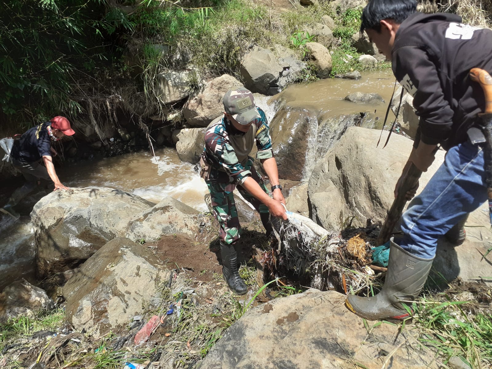 Patroli dan Pembersihan Sampah di Anak Sungai Citarum di WilayahATROLI Kampung Ciawitali Desa Cikitu.