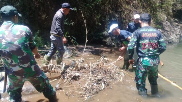 Pengangkatan Sampah Dilaksanakan Satgas Citarum Harum Sektor 2 Subsektor 4 Desa Sukarame.