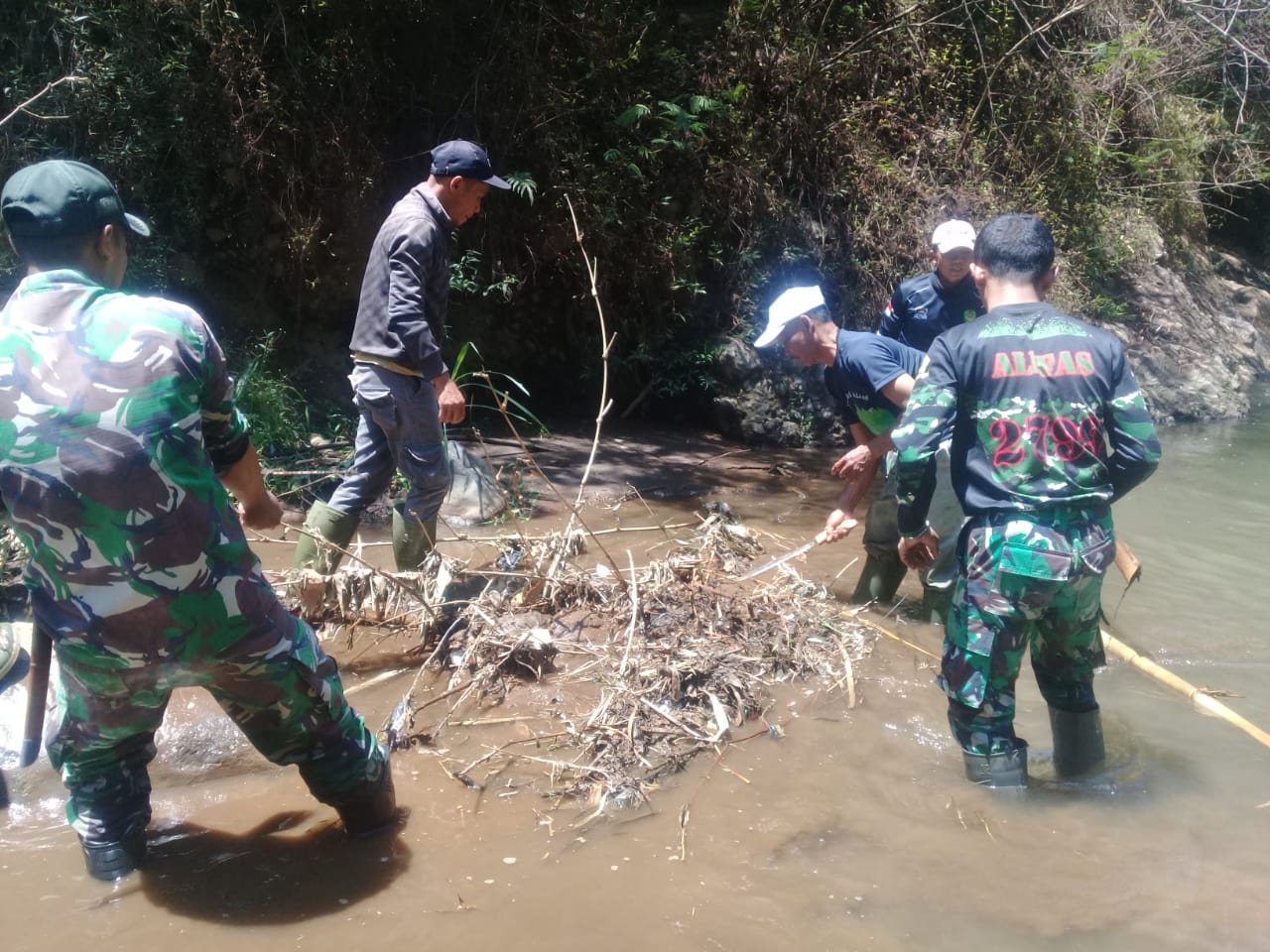 Pengangkatan Sampah Dilaksanakan Satgas Citarum Harum Sektor 2 Subsektor 4 Desa Sukarame.