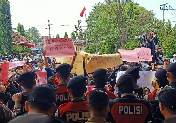 Ratusan Warga Ciliang Batu Hiu Tuntut Transparansi dan Pengelolaan HPL di Kantor DPRD Pangandaran