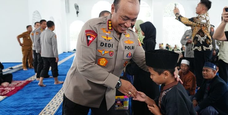 Wakapolri Kunjungi SMA Kemala Taruna Bhayangkara, Salurkan Santunan dan Bansos untuk Warga Cibinong