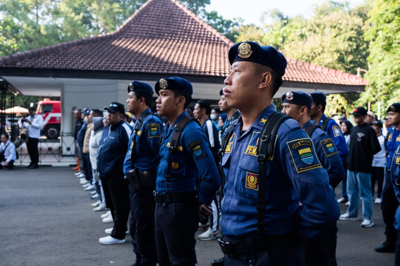 Damkarmatan Kota Bandung Siapkan Pembersihan Jalan dan Trotoar Pasca-Tahun Baru 2026